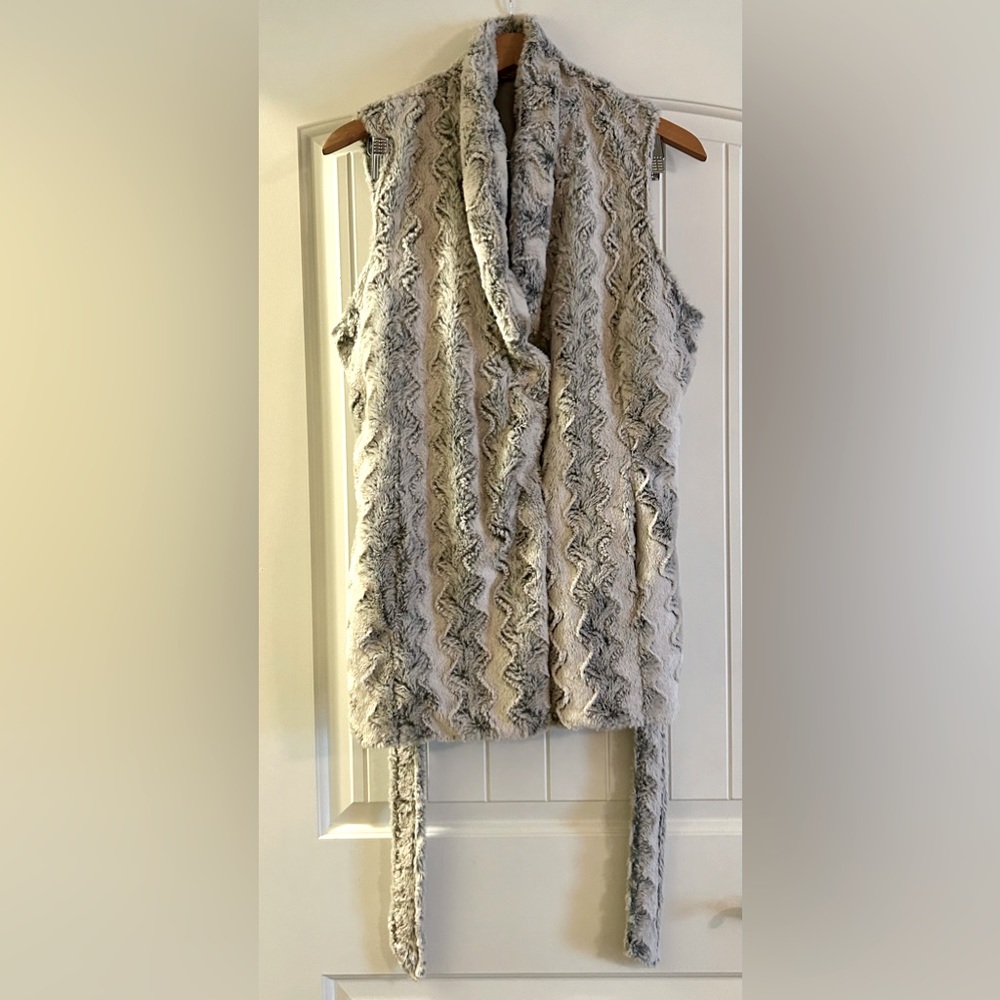 Tessori Faux Fur Women’s Vest With Pockets.  Size L/Xl.